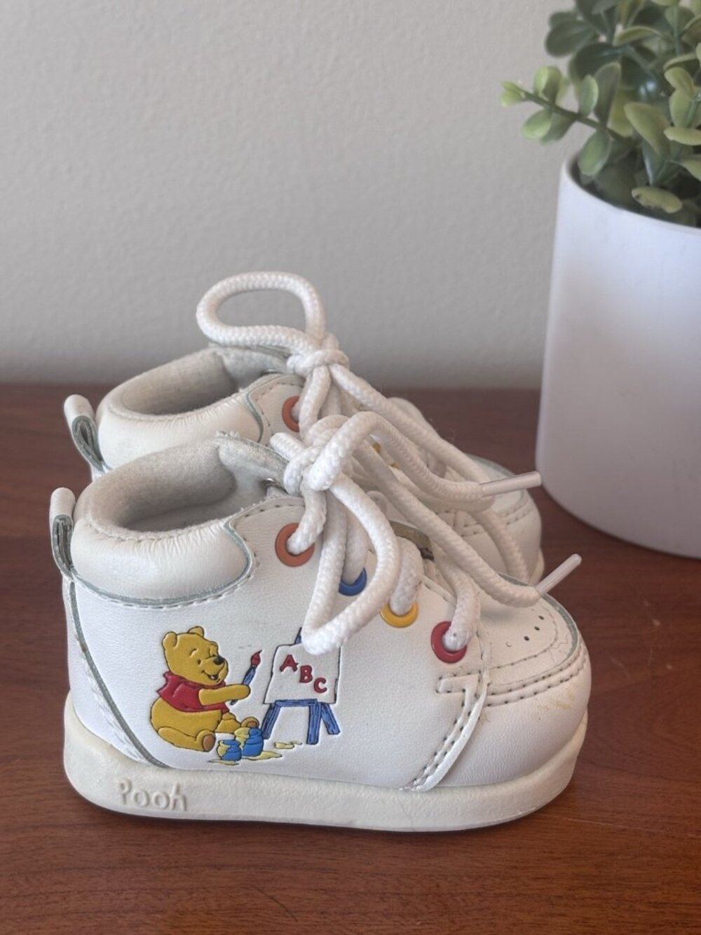 Vintage Disney Winnie the Pooh Shoes Baby Toddler Size 1  White Lace Up